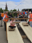 902342 Afbeelding van de 'rutschbaan', onderdeel van de kinderspelen op het grote parkeerterrein aan het begin van de ...